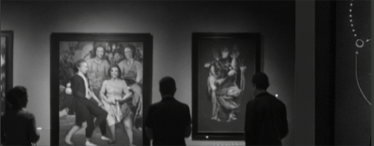 Galleria museale con opere e visitatori